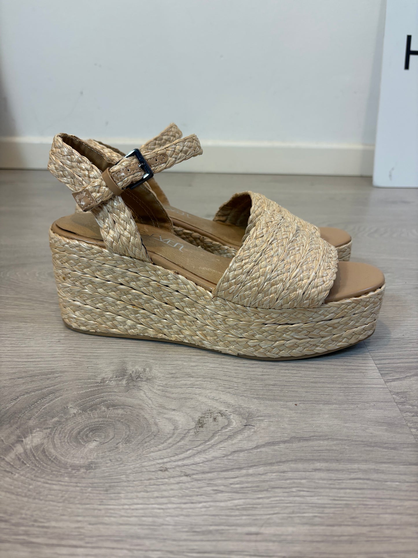 SIXTYSEVEN. Cuña rafia beige. T 41