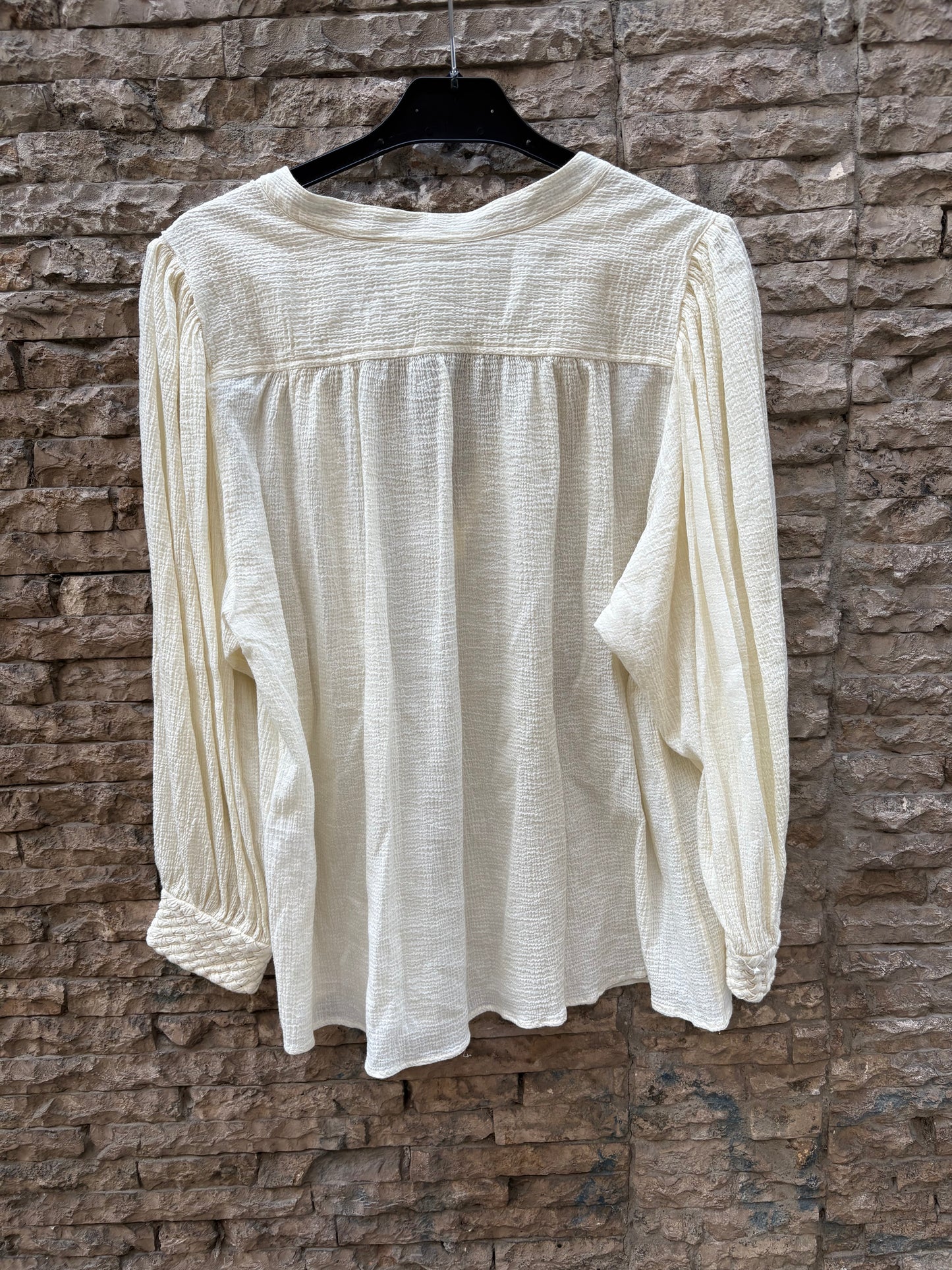 MASSBOB. Blusa vainilla detalle puño