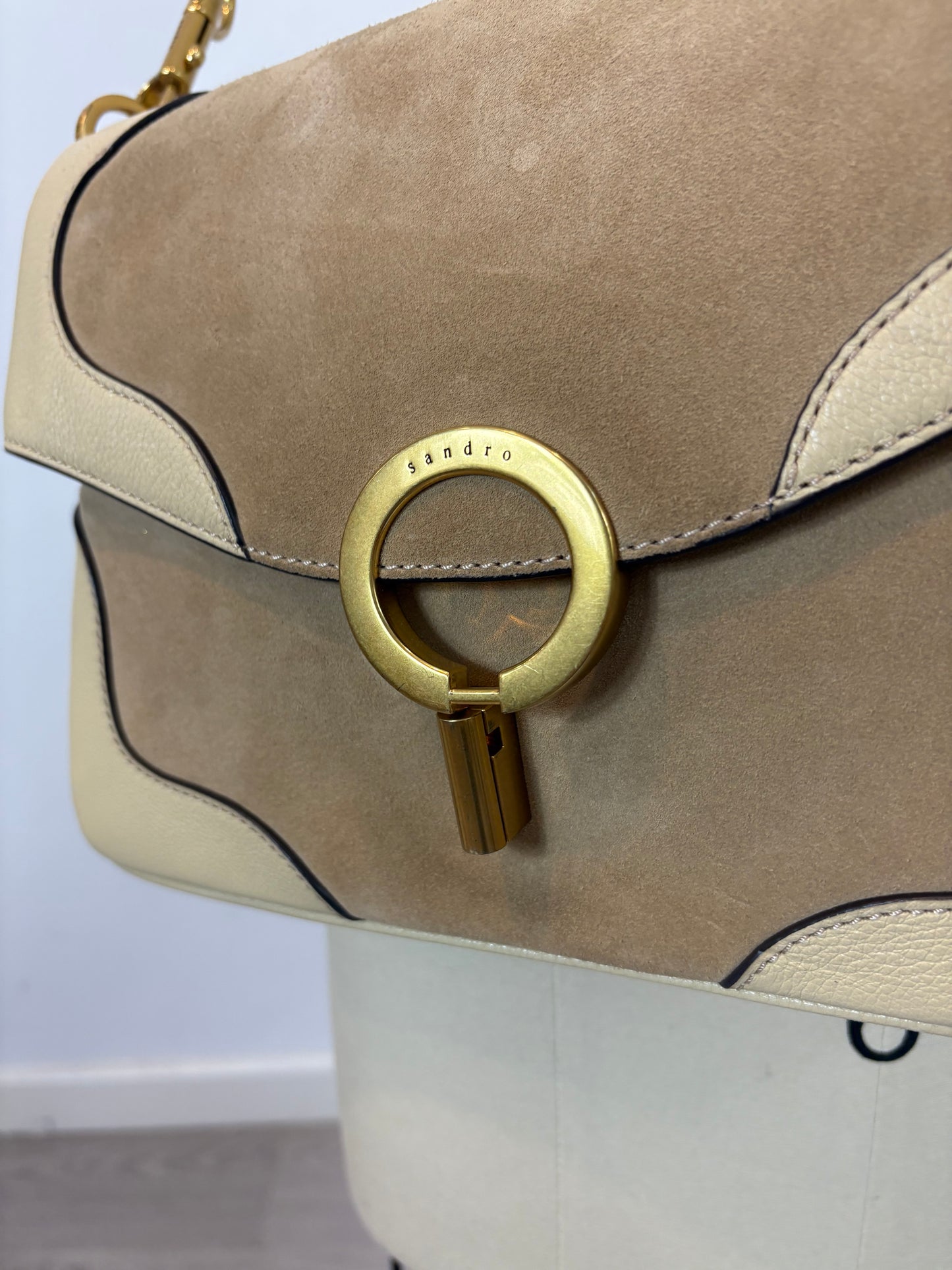 SANDRO. Bolso beige piel doble textura