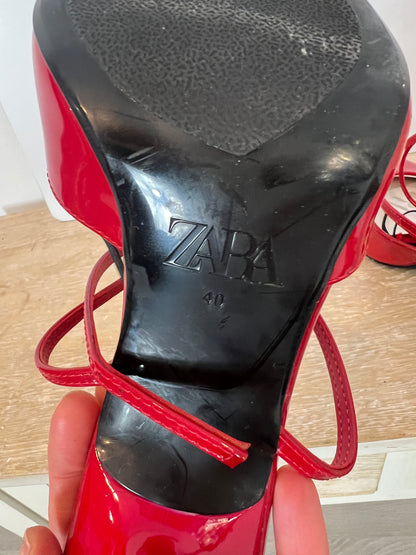 ZARA. Sandalia roja charol. T 40