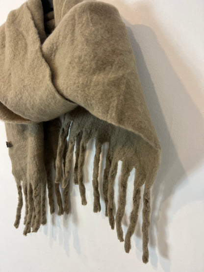 STOREST. Green scarf