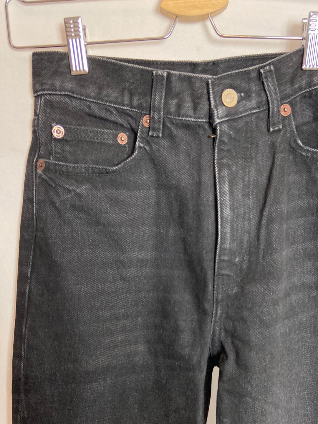 ZARA. Pantalones denim negros T.36