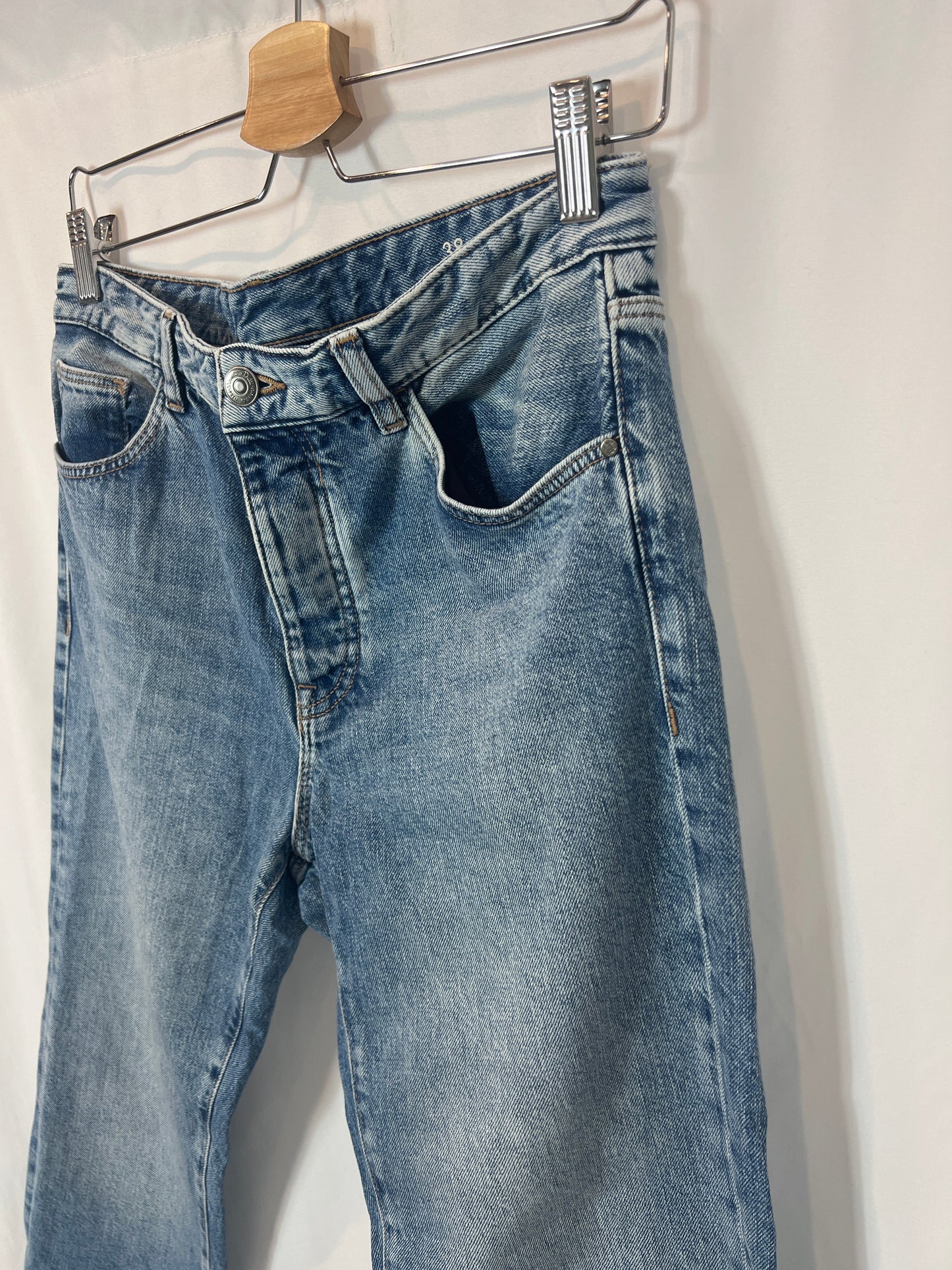 MASSIMO DUTTI. Straight buttoned denim. T 38