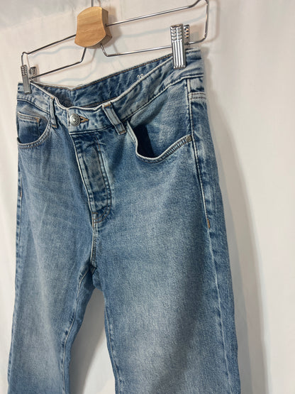 MASSIMO DUTTI. Straight buttoned denim. T 38