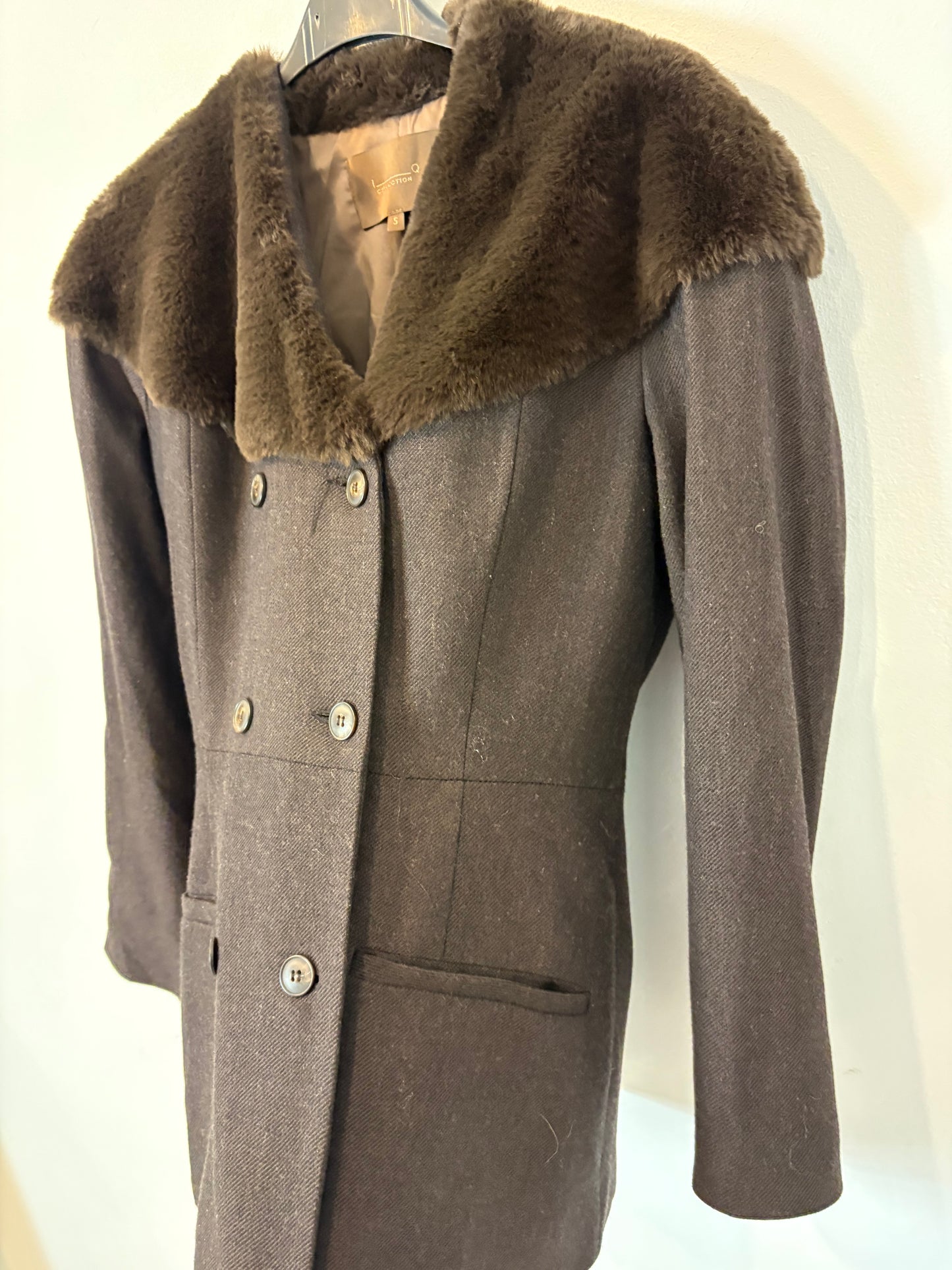 IQ COLLECTION. Conjunto marrón espiga detalle cuello
