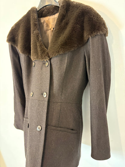 IQ COLLECTION. Conjunto marrón espiga detalle cuello