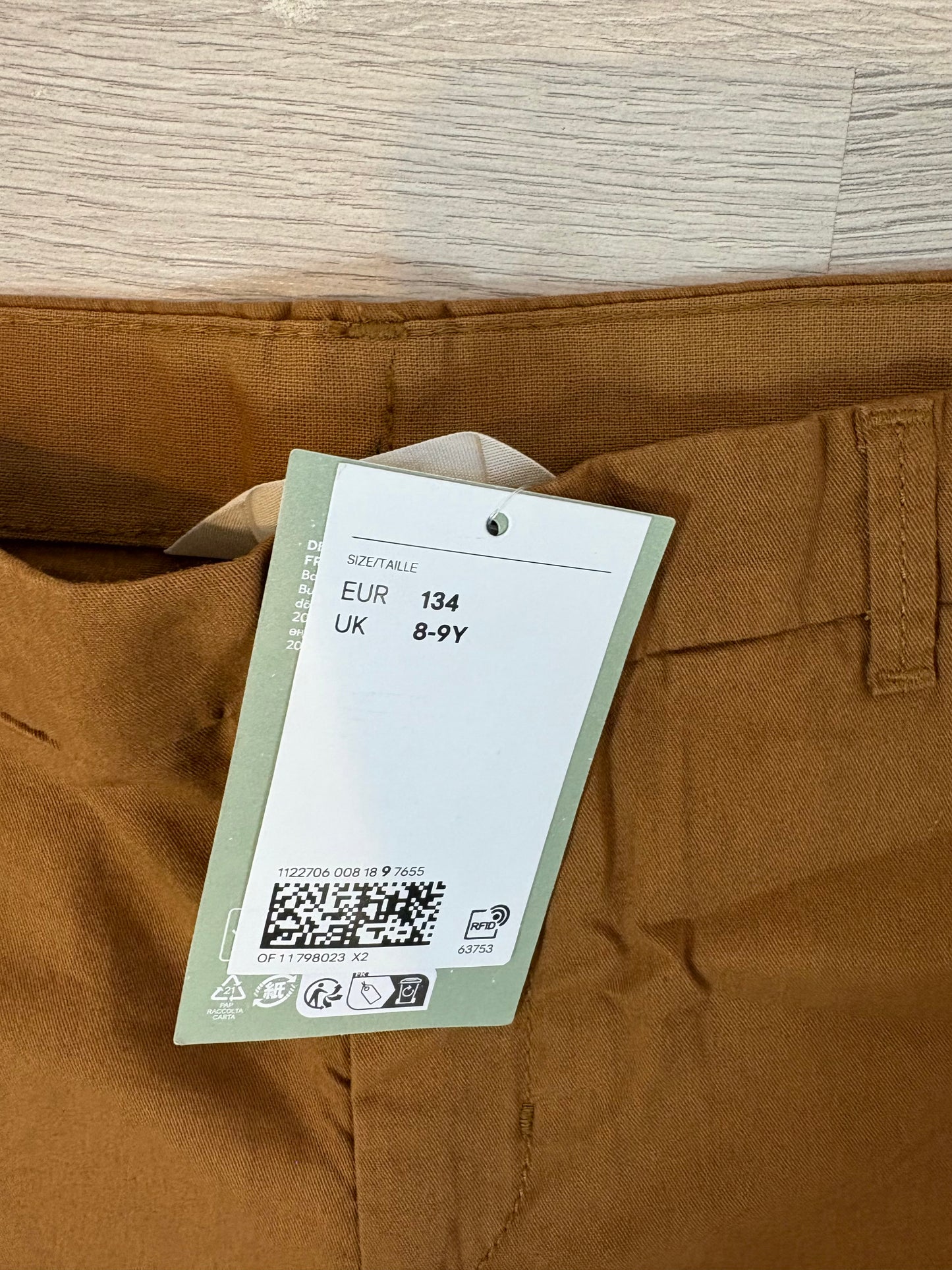 H&M. Pantalón corto marrón. T 8-9 años