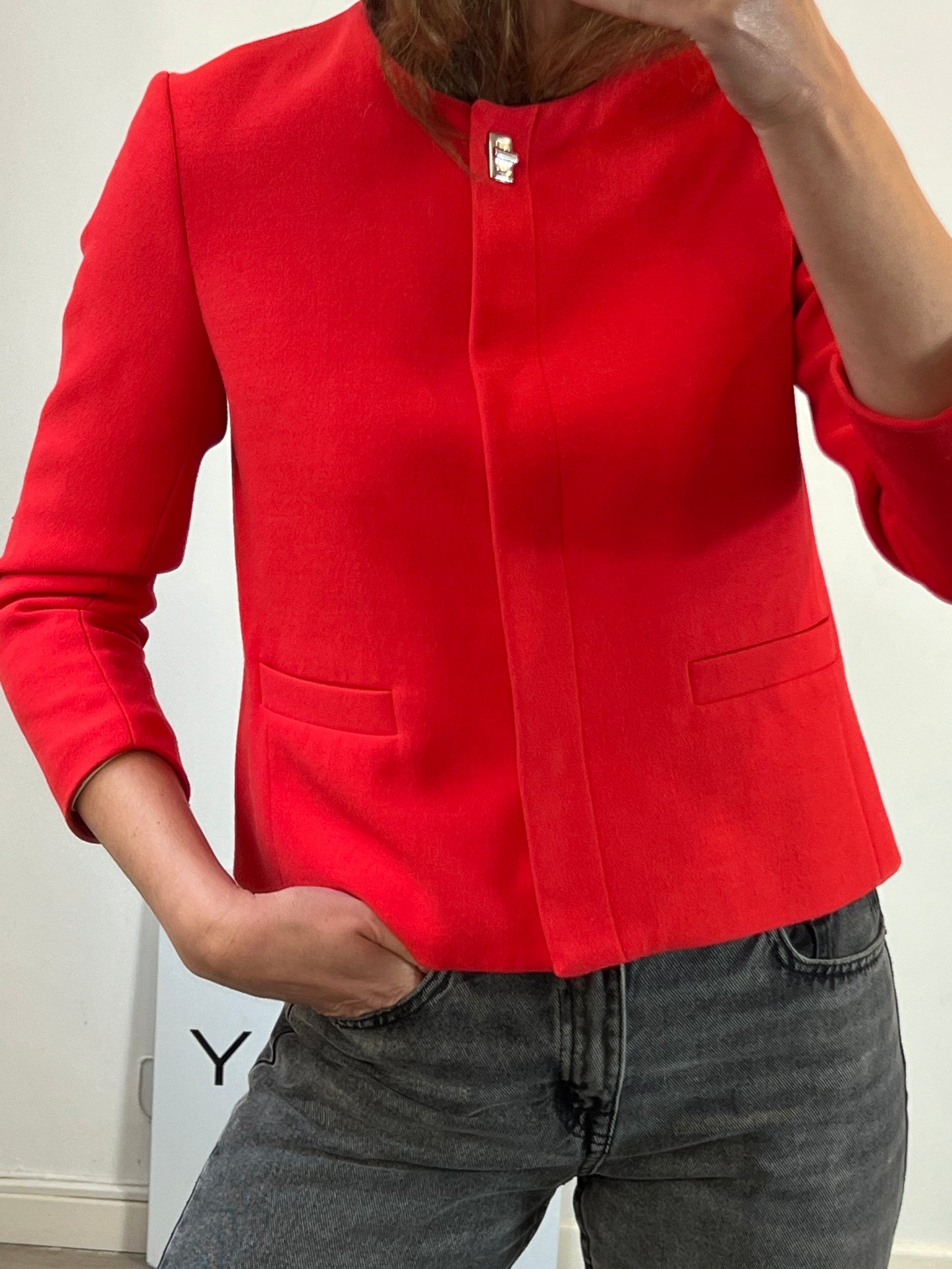 ZARA. Chaqueta roja detalle cierre. T M