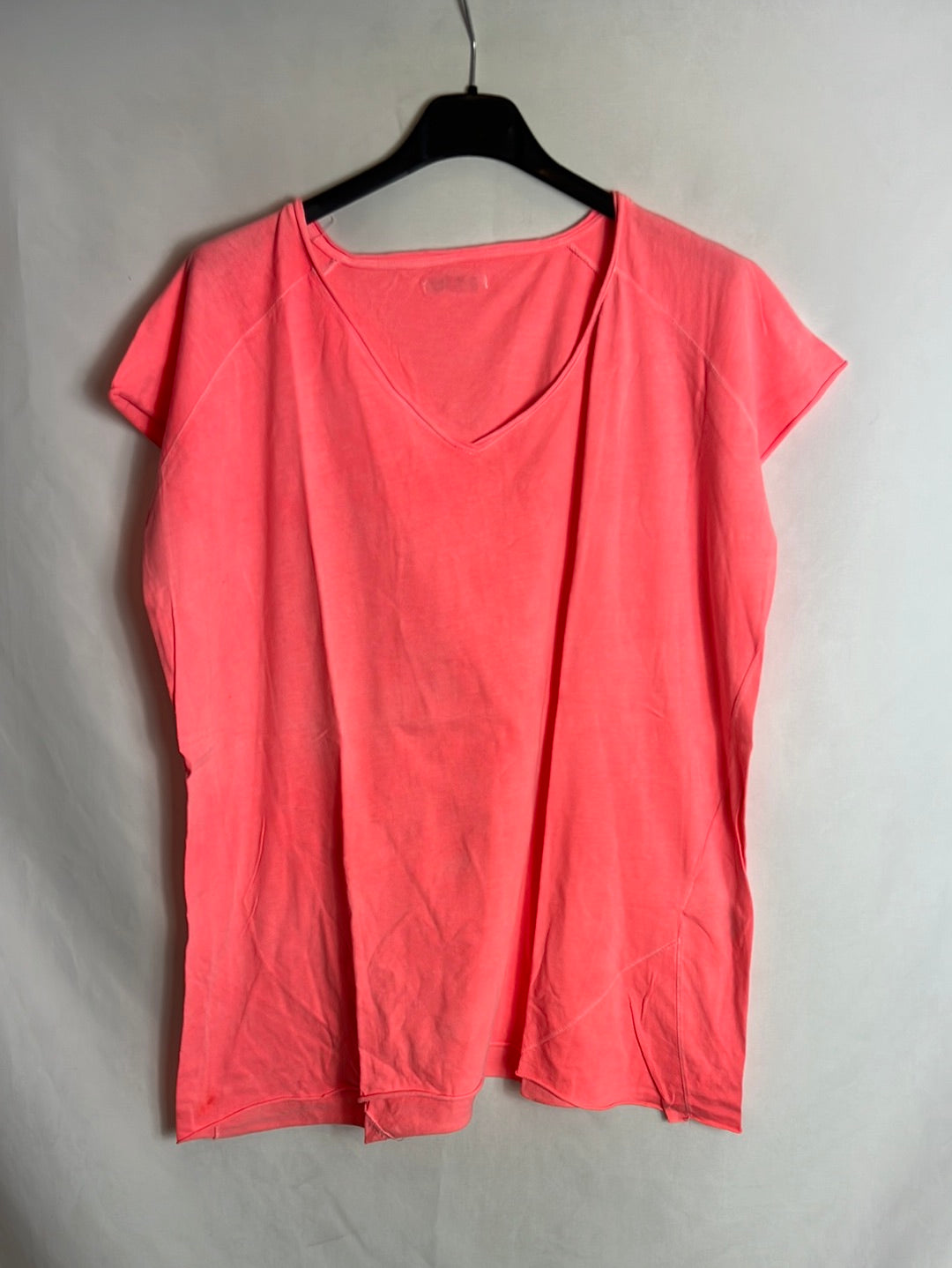 THE HIP TEE. Fluorescent pink T-shirt with back detail. TM