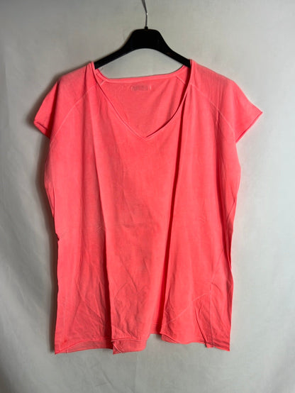 THE HIP TEE. Fluorescent pink T-shirt with back detail. TM