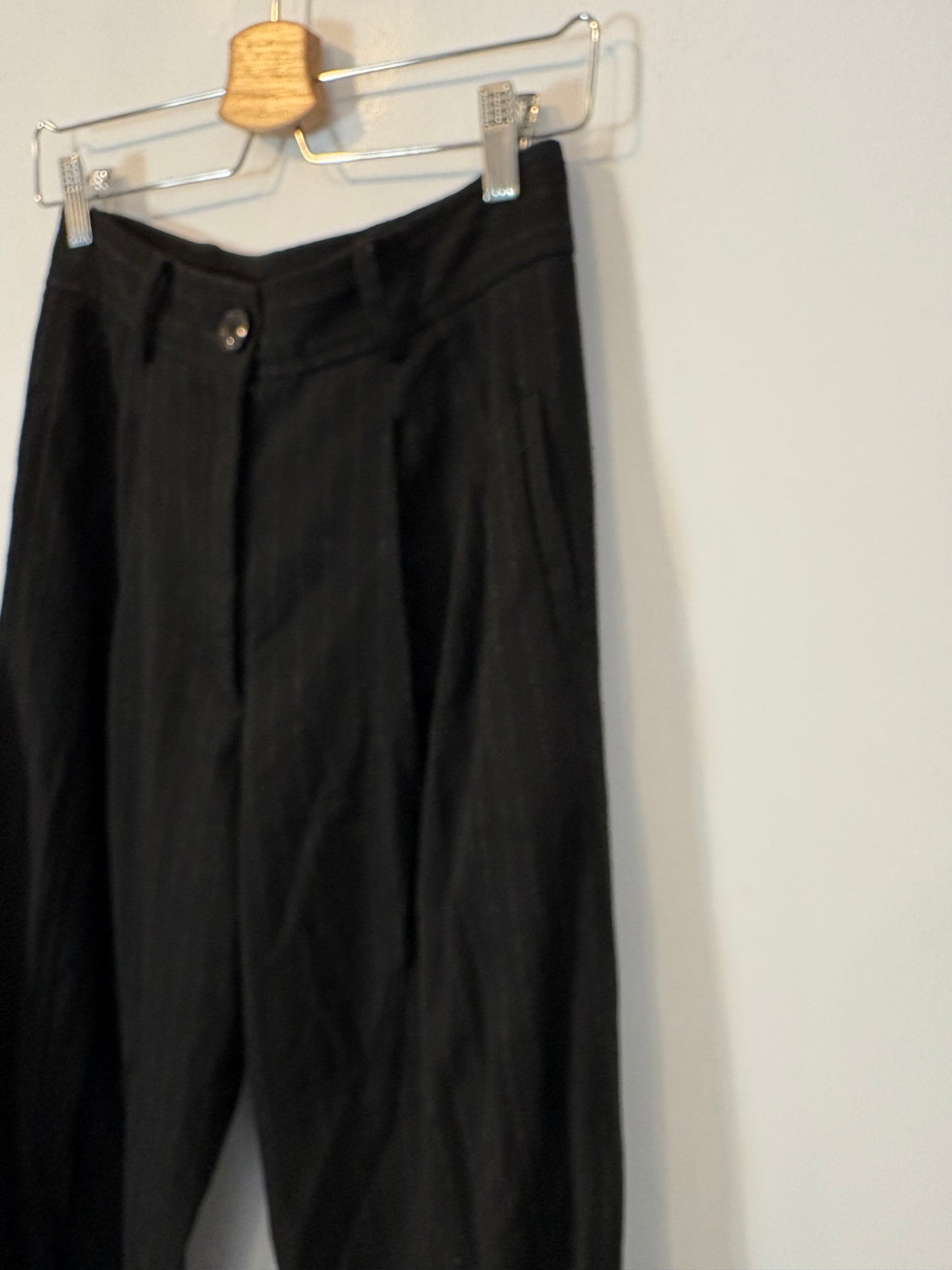 ZARA. Pantalón textura negro rayas