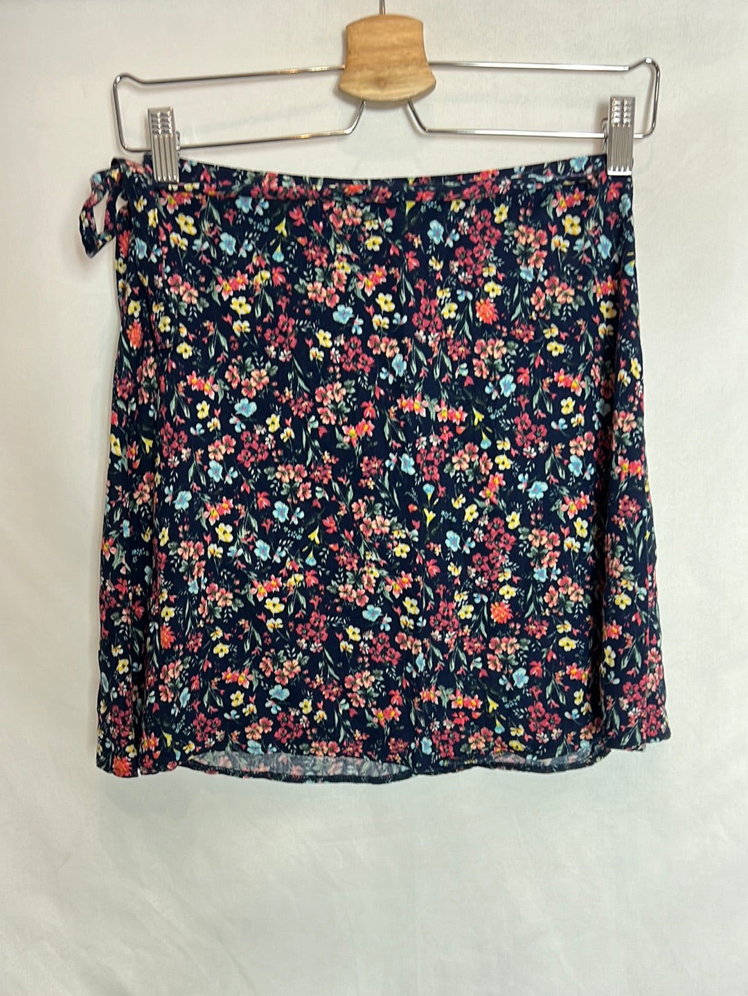 BERSHKA. Short floral wrap skirt. TS