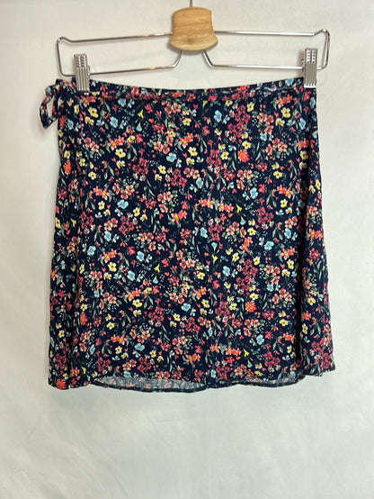 BERSHKA. Short floral wrap skirt. TS