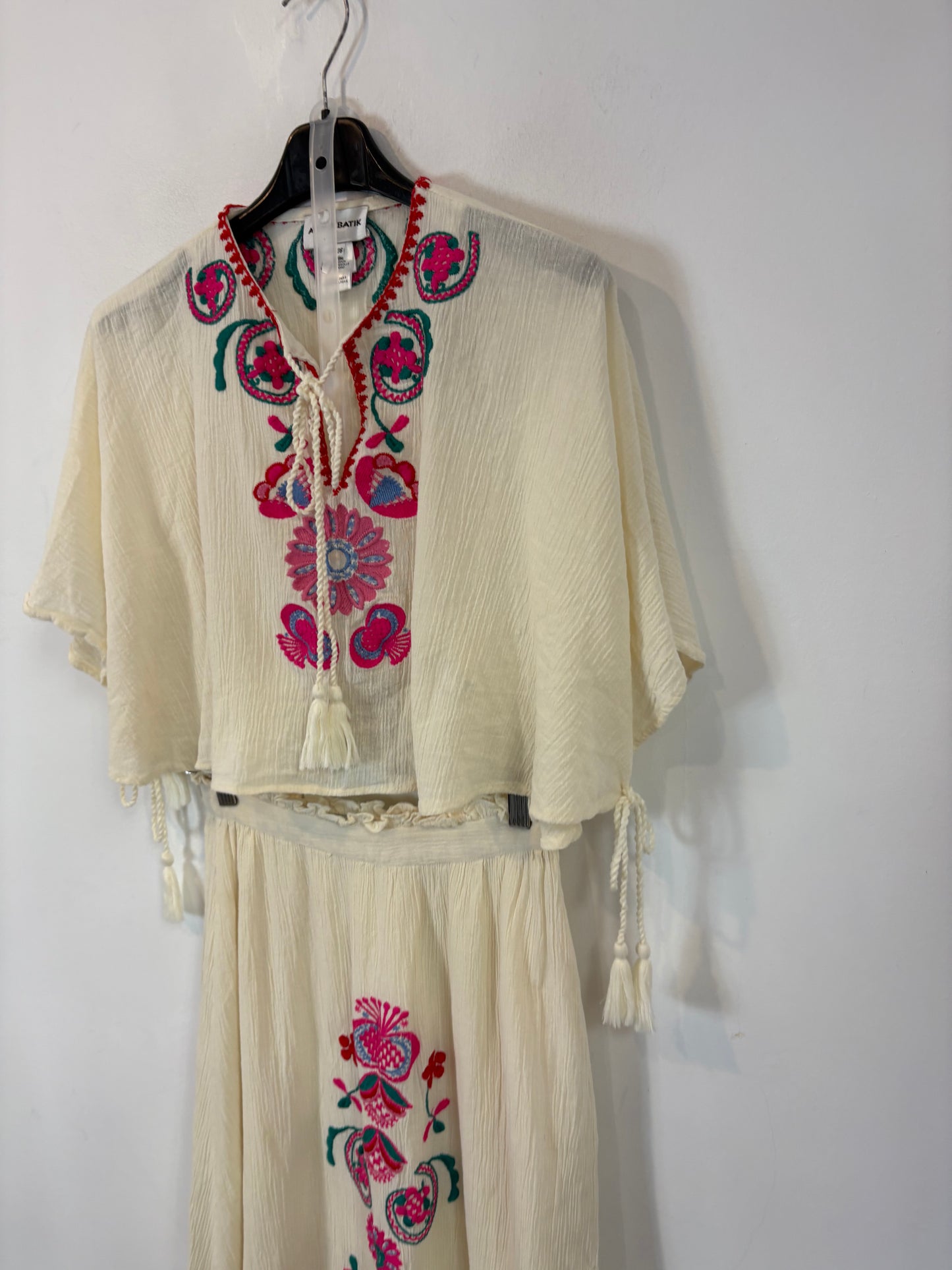 ANTIK BATIK. Conjunto top y falda bordados