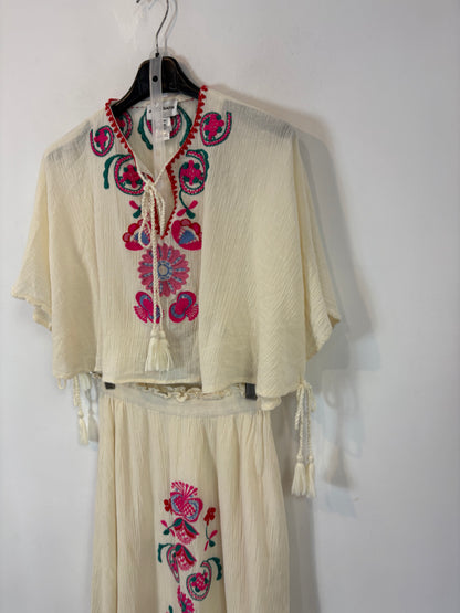 ANTIK BATIK. Conjunto top y falda bordados