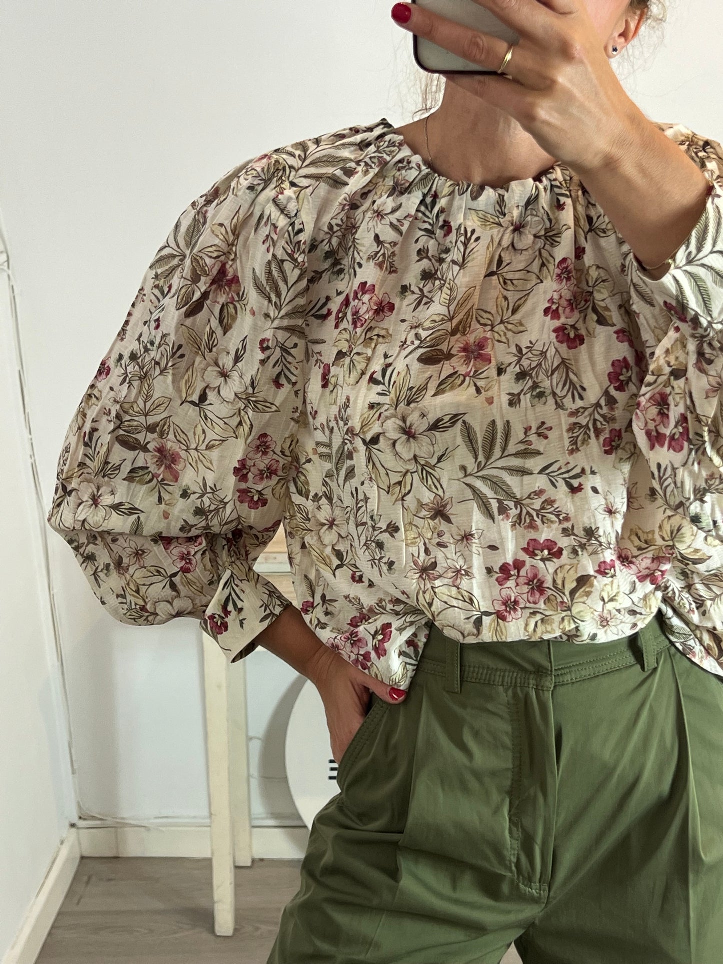 MANGO. Blusa beige flores T.m