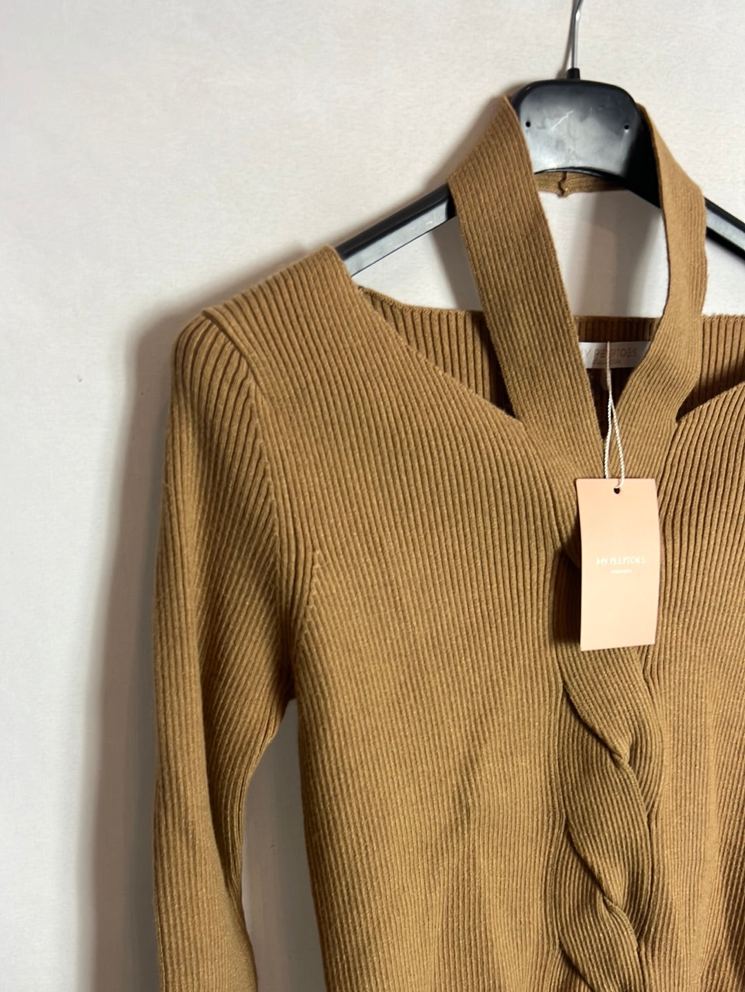 MY PEEPTOES. Camel ribbed sweater with neck detail. TS