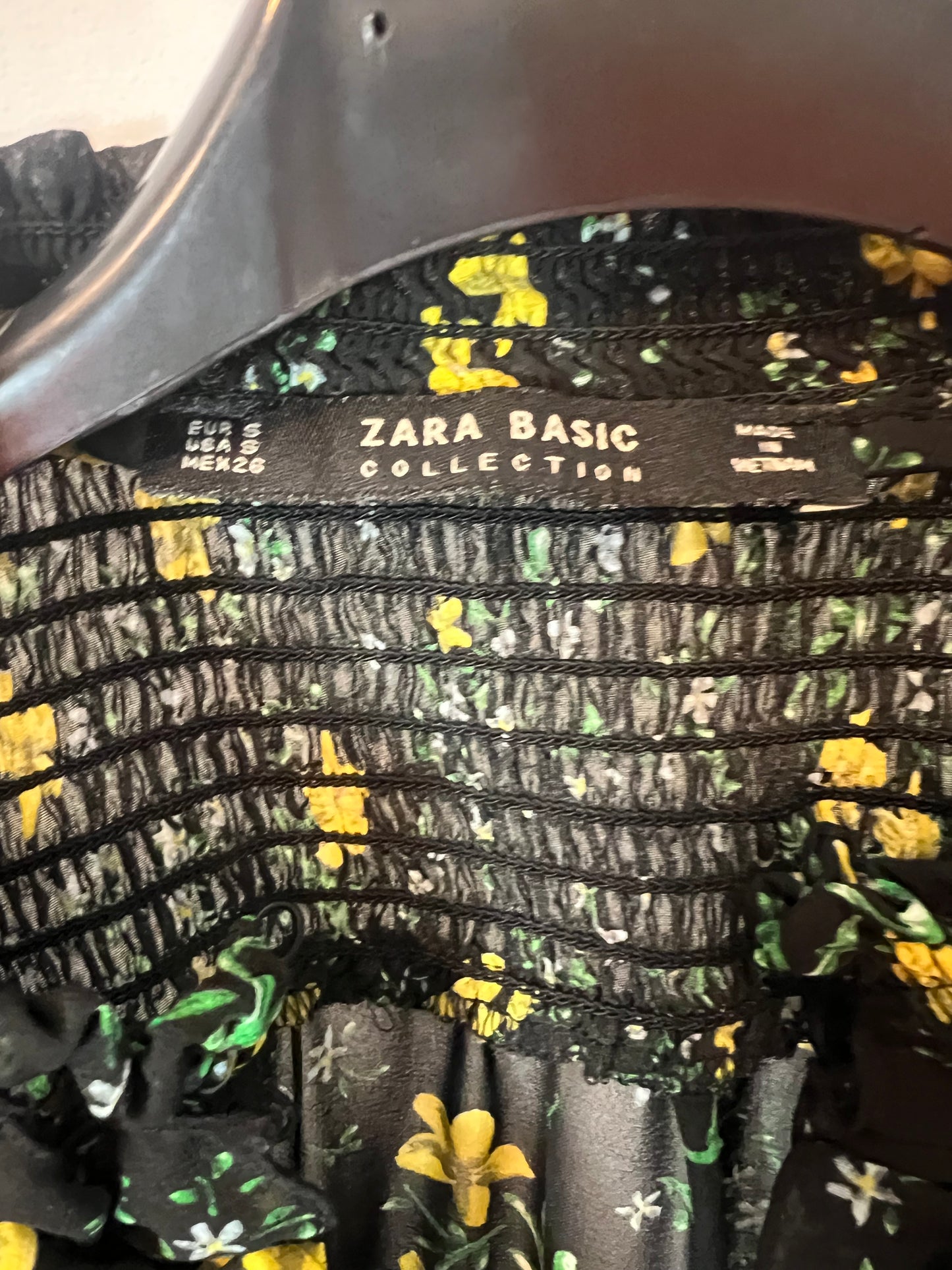 ZARA. Black floral blouse Ts