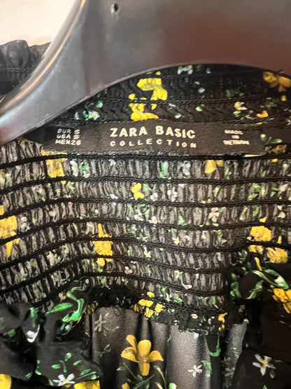 ZARA. Black floral blouse Ts