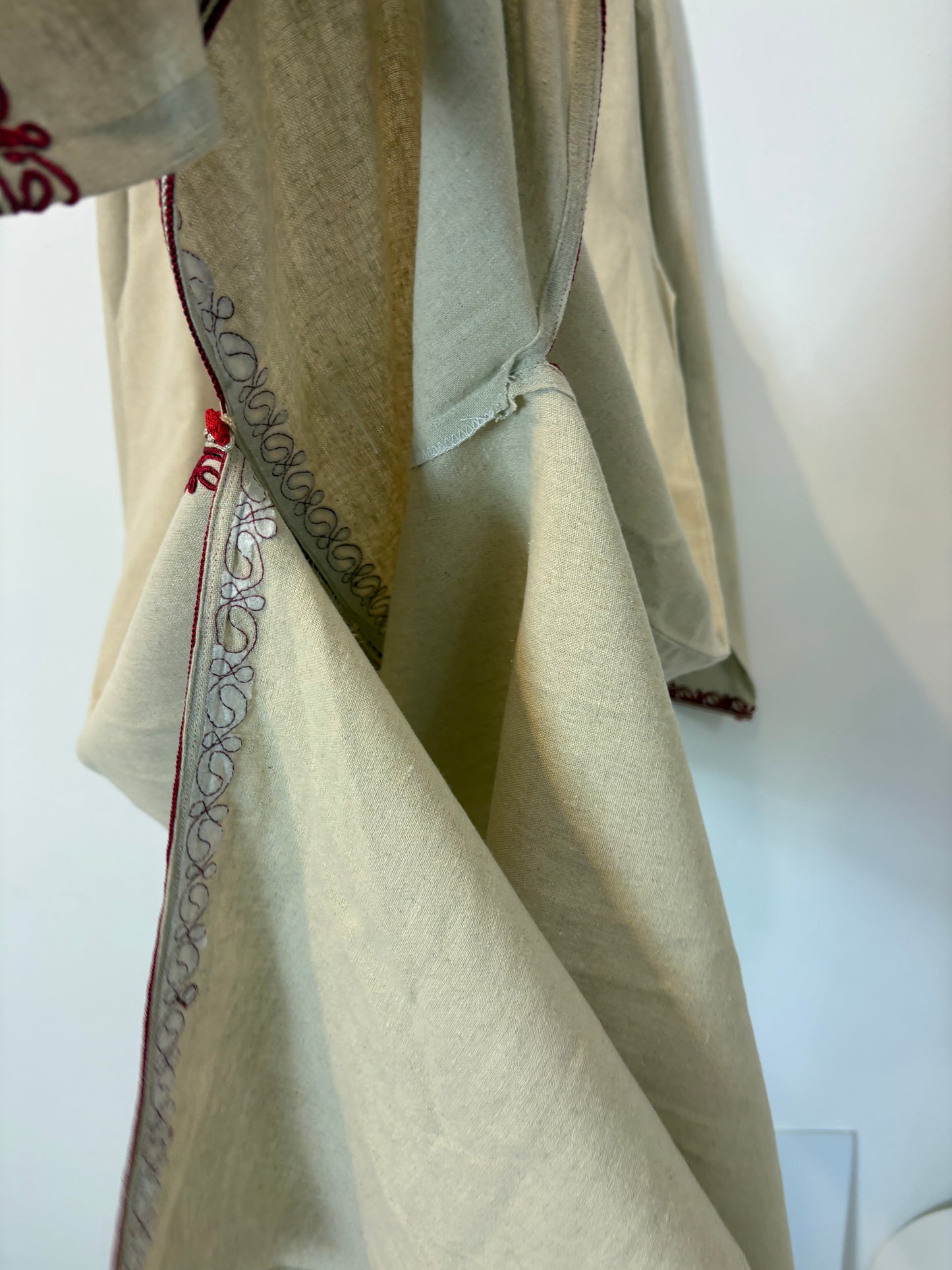Vestido caftán beige detalles