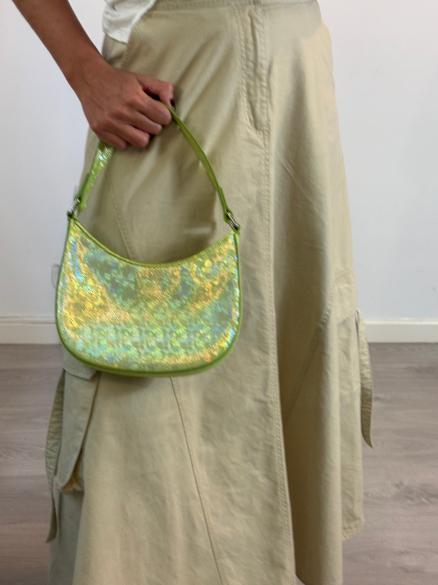 OTRAS. Bolso verde brillos