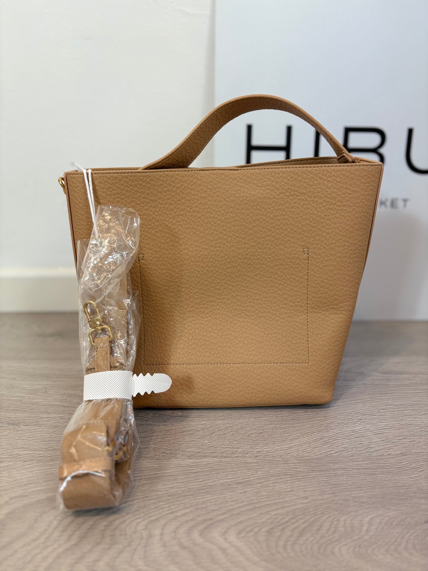 OTRAS. Bolso beige doble asa mediano