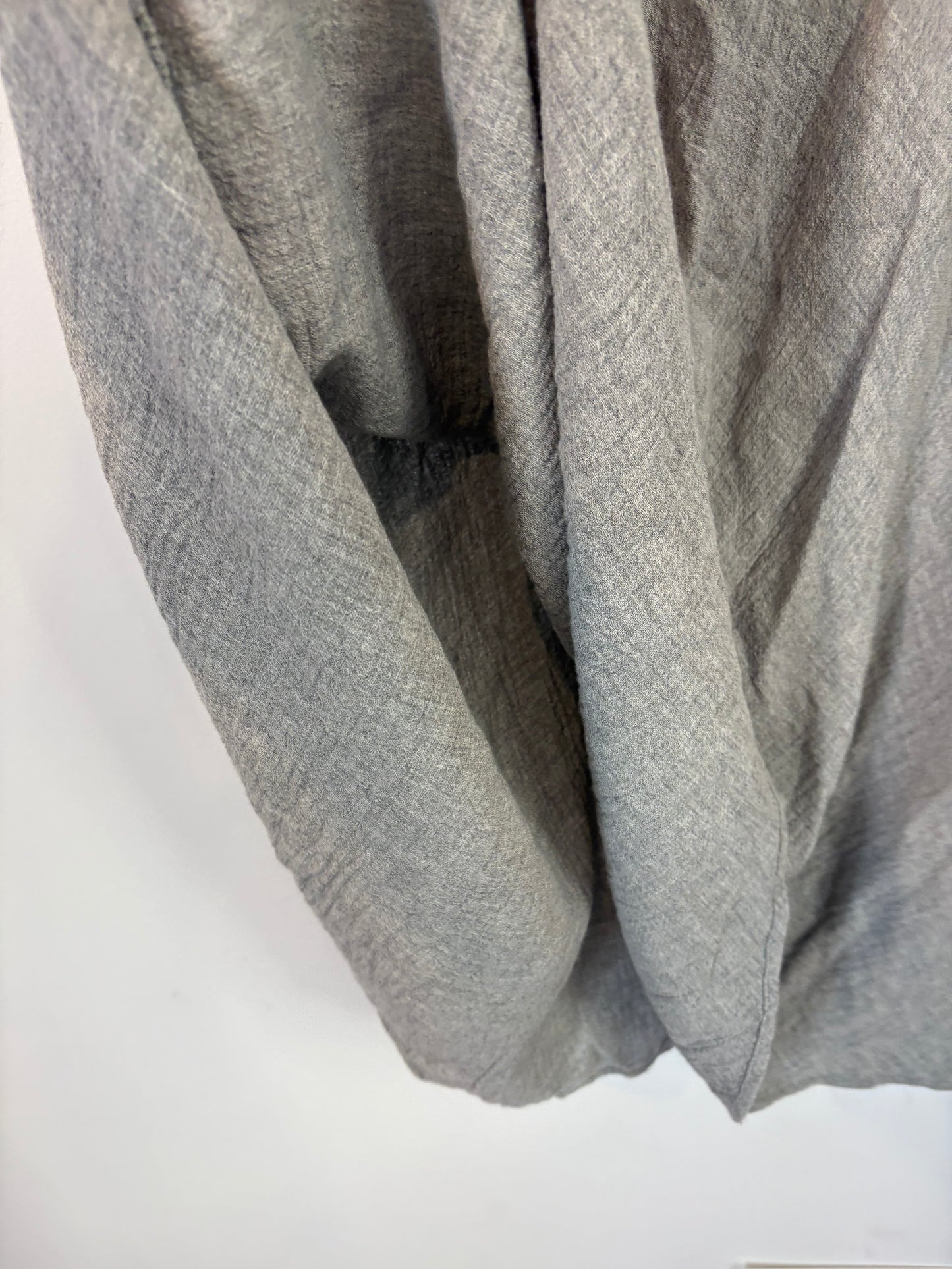 MASSIMO DUTTI. Falda midi gris textura