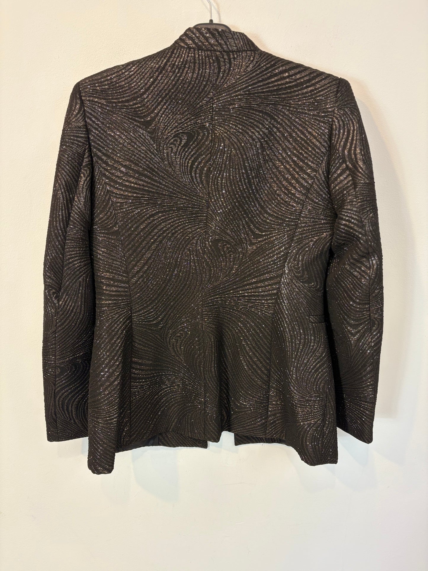 ZARA. Blazer negra hilos dorados