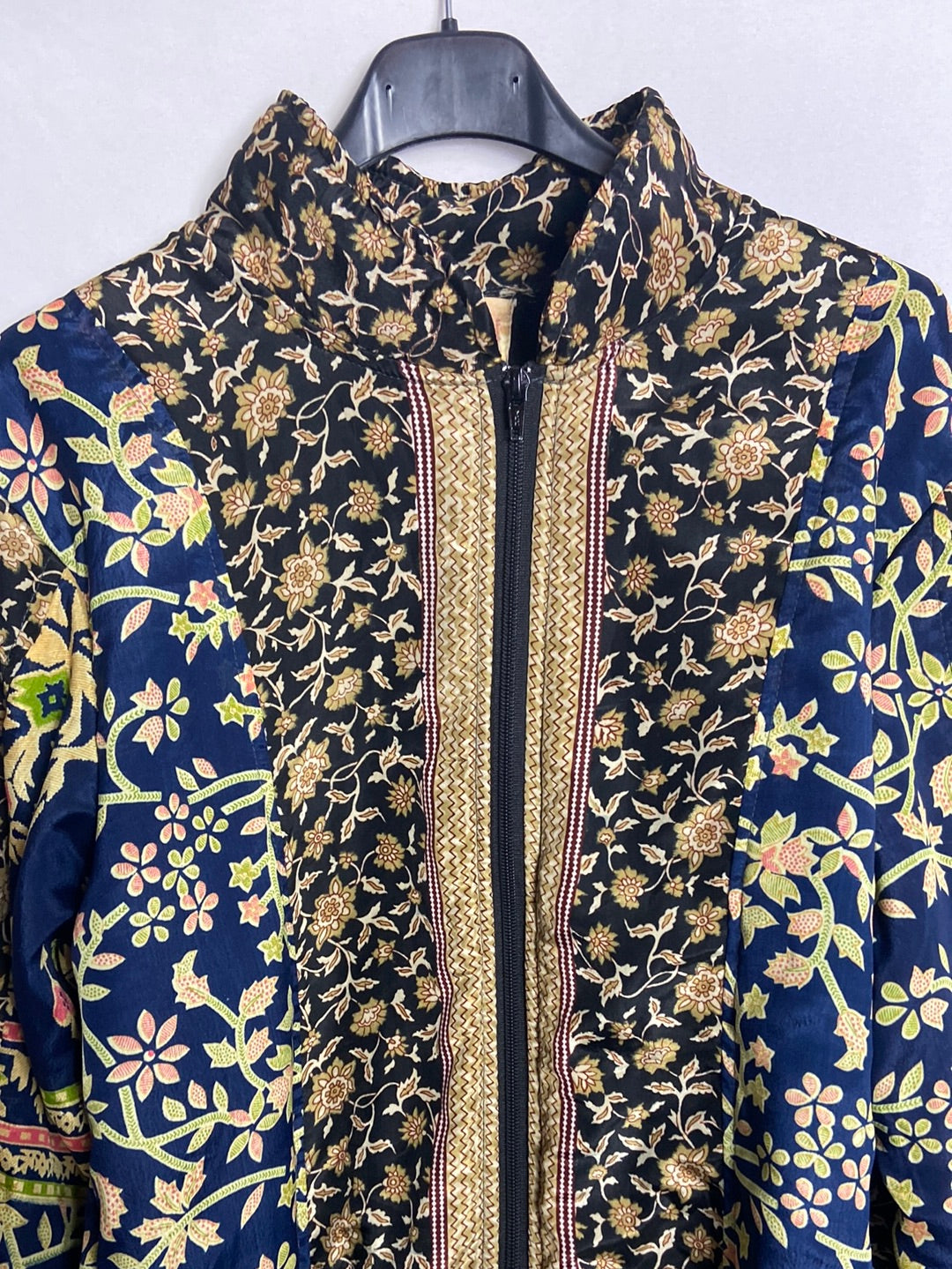 OTRAS. Chaqueta estampada satinado. T M/L