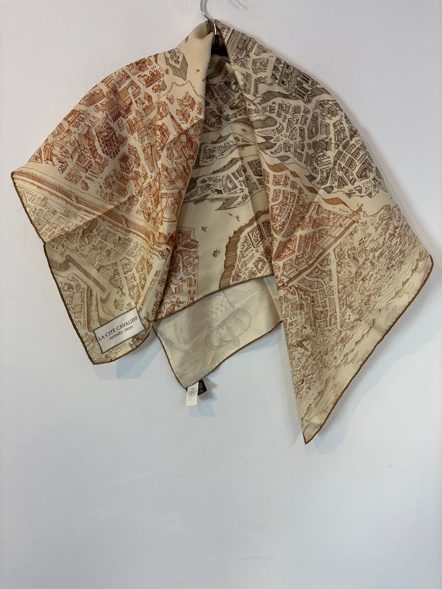 HERMÉS. Pañuelo seda La Cité Cavaliére