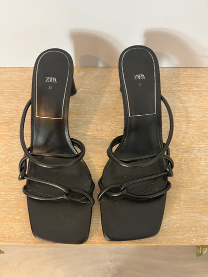 ZARA. Sandalia tiras negras T.38