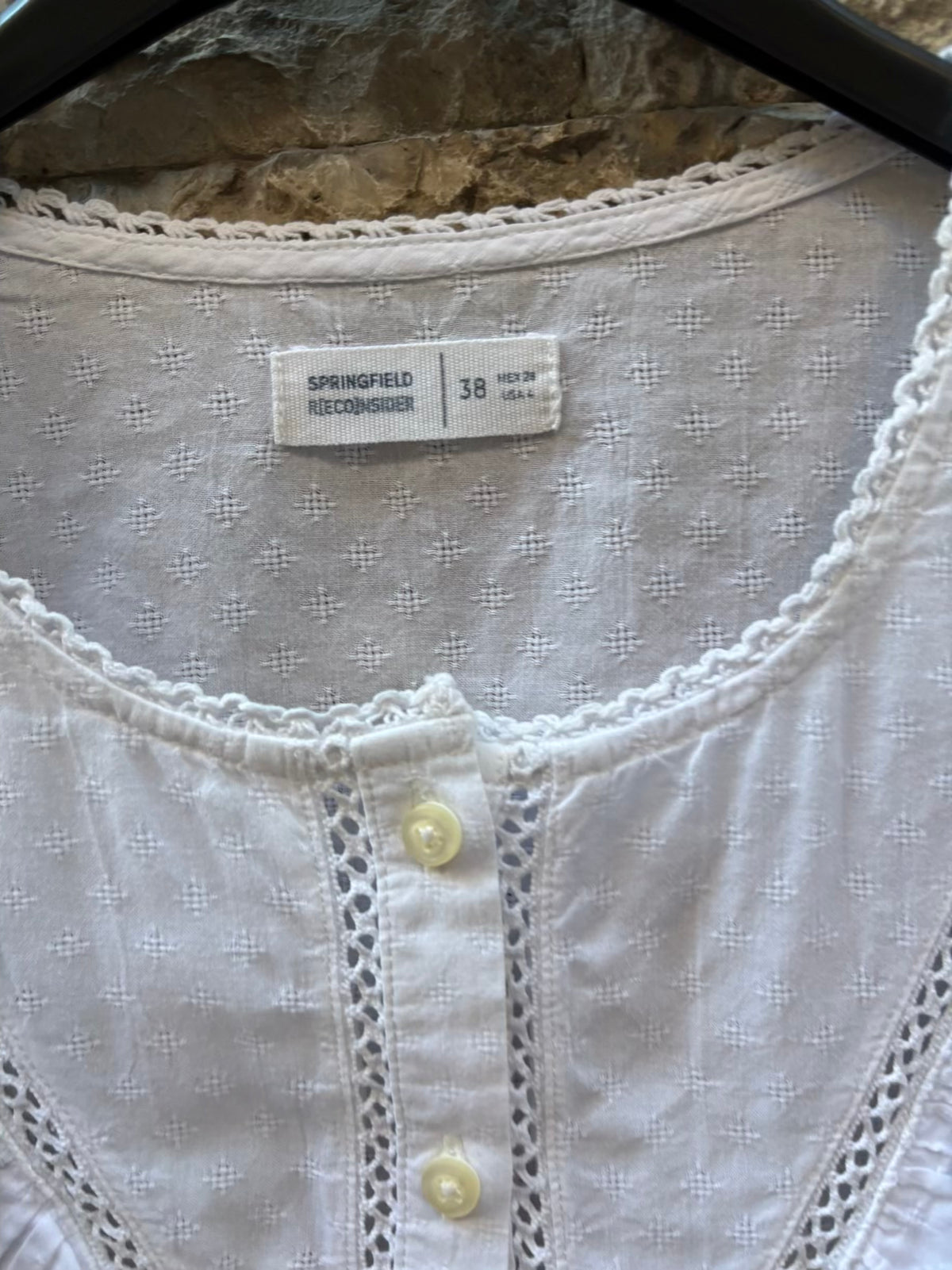 Blusa blanca detalles troquelados