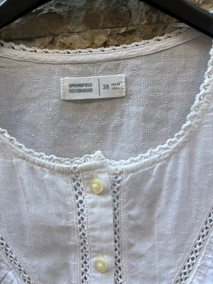 Blusa blanca detalles troquelados