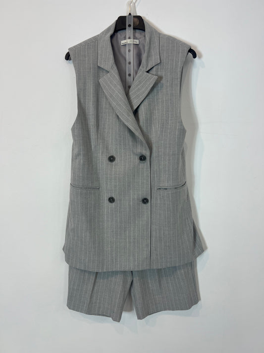 PULL&BEAR. Total look gris rayas T.s