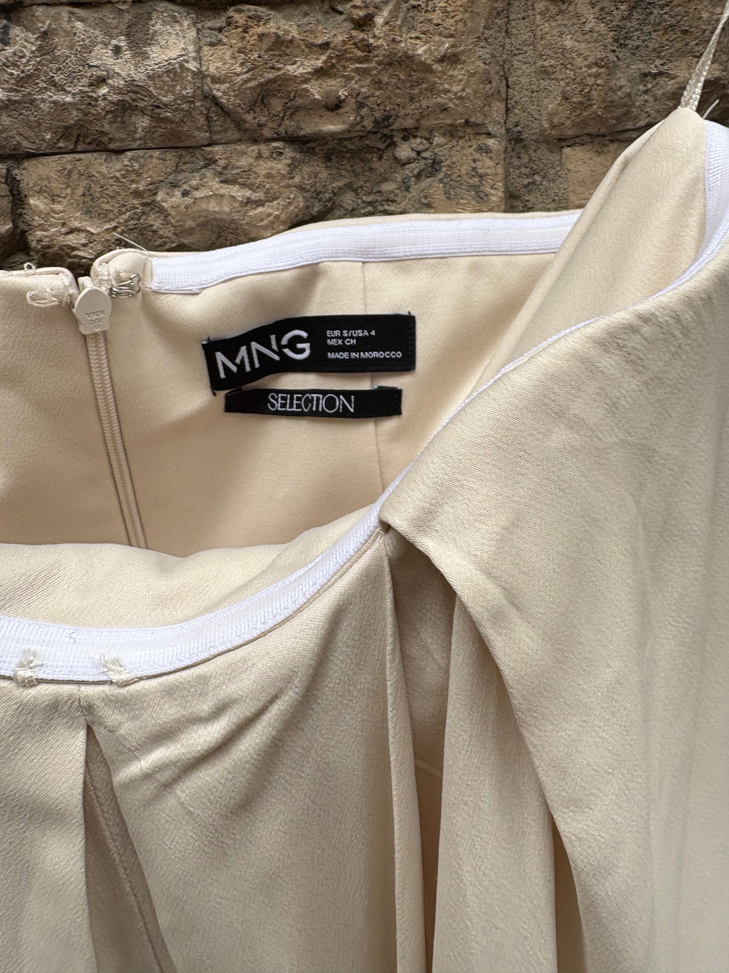 MANGO. Vestido midi beige palabra honor