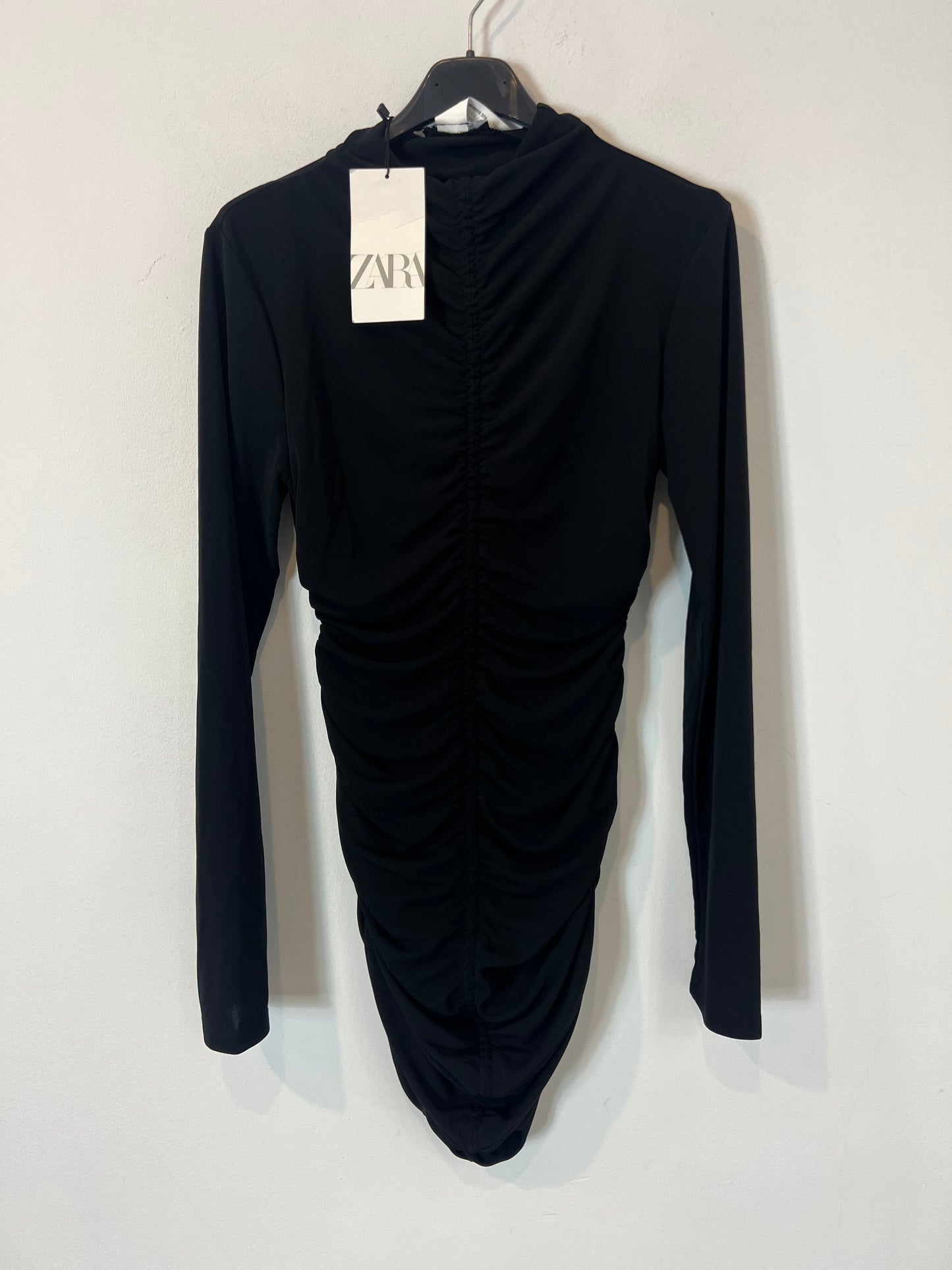 ZARA. Vestido corto elástico fruncidos. T L