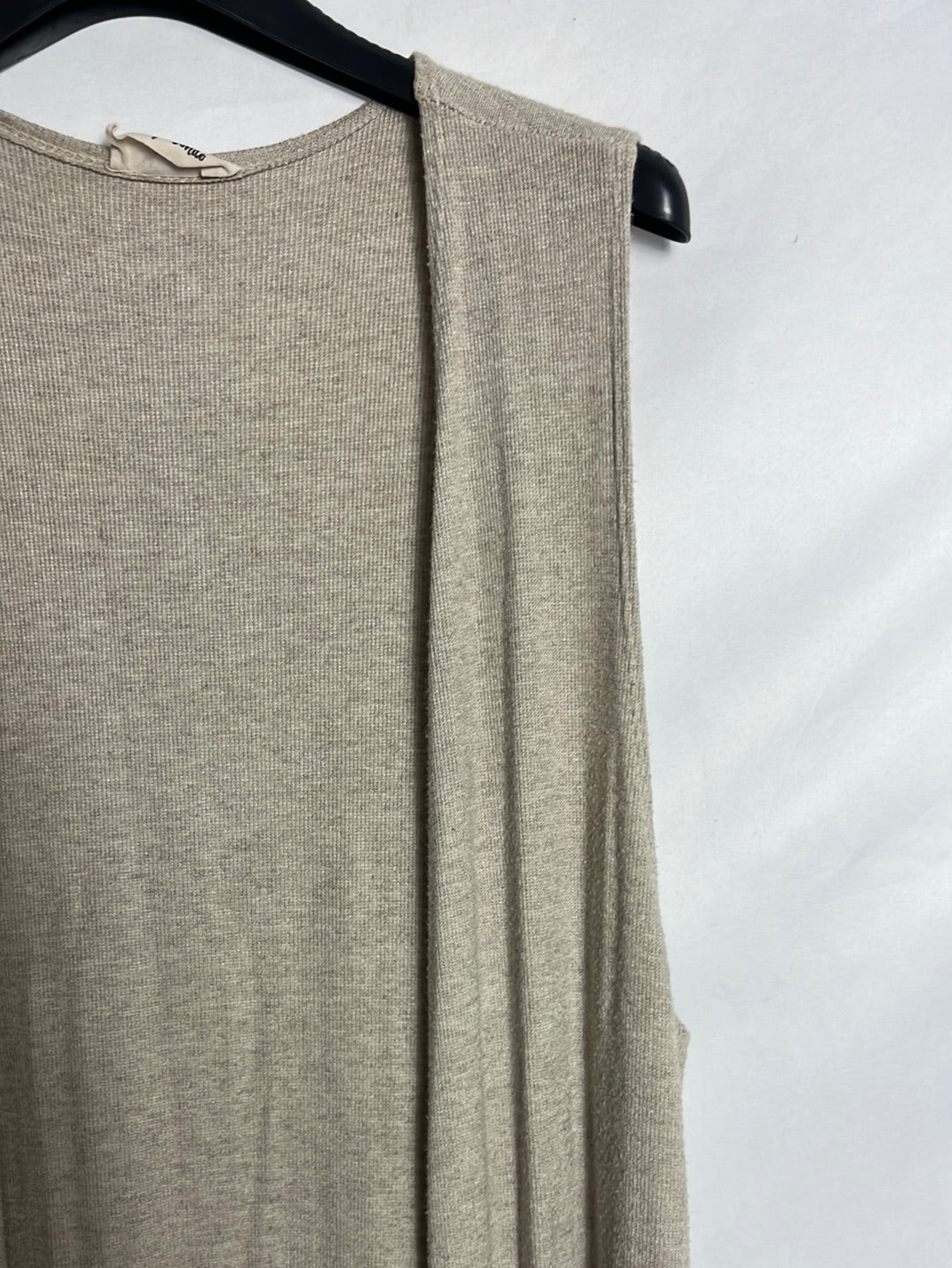 ALGO BONITO. Chaleco midi punto beige. TU