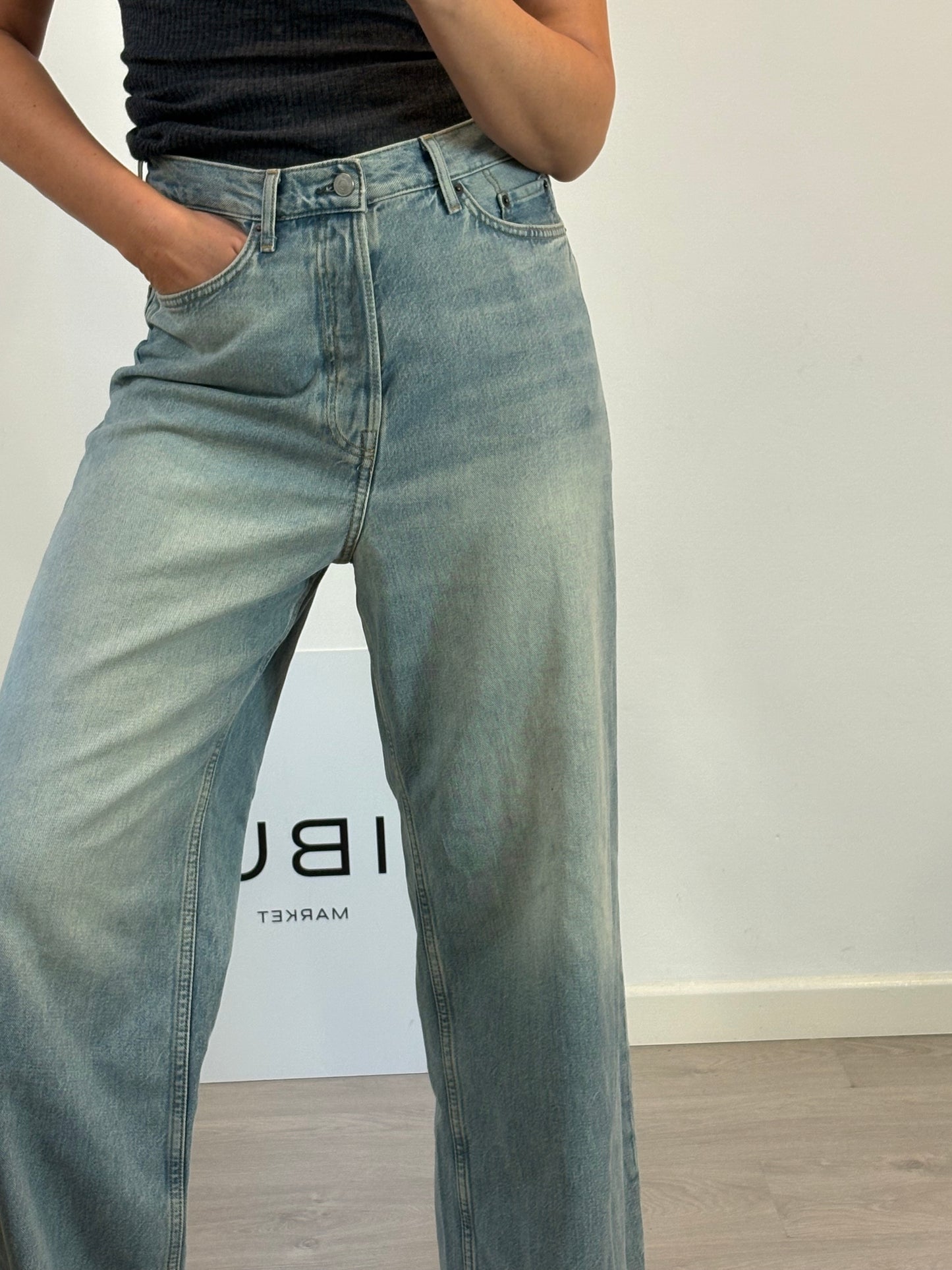 COS. Pantalón denim ancho claro