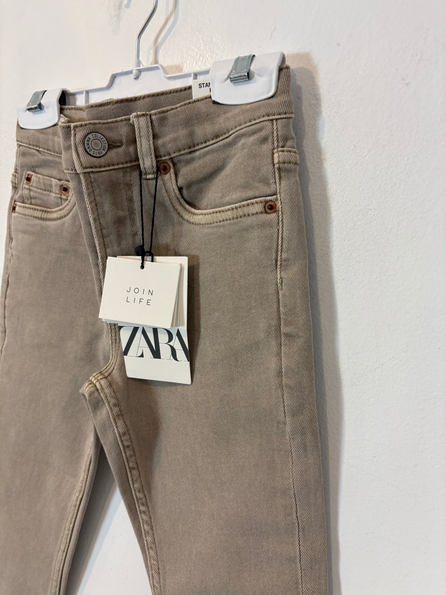 ZARA. Denim slim elastico beige tostado. T 6 años