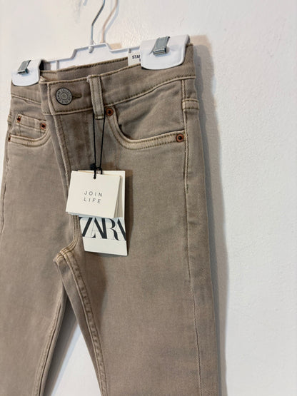 ZARA. Denim slim elastico beige tostado. T 6 años