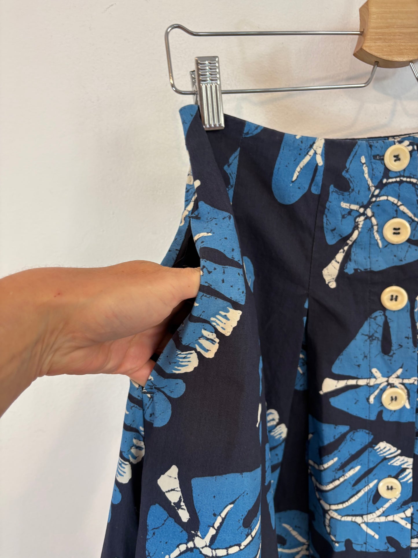 TOAST . Falda midi estampada bolsillos