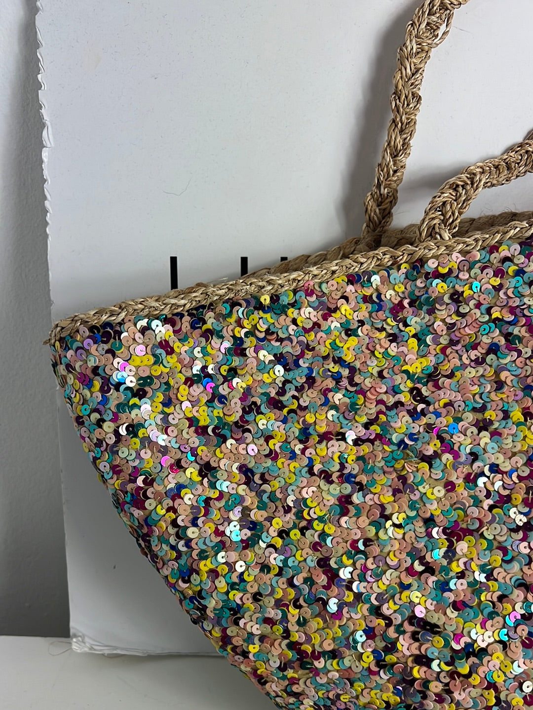 ZARA. Cesta mimbre lentejuelas colores