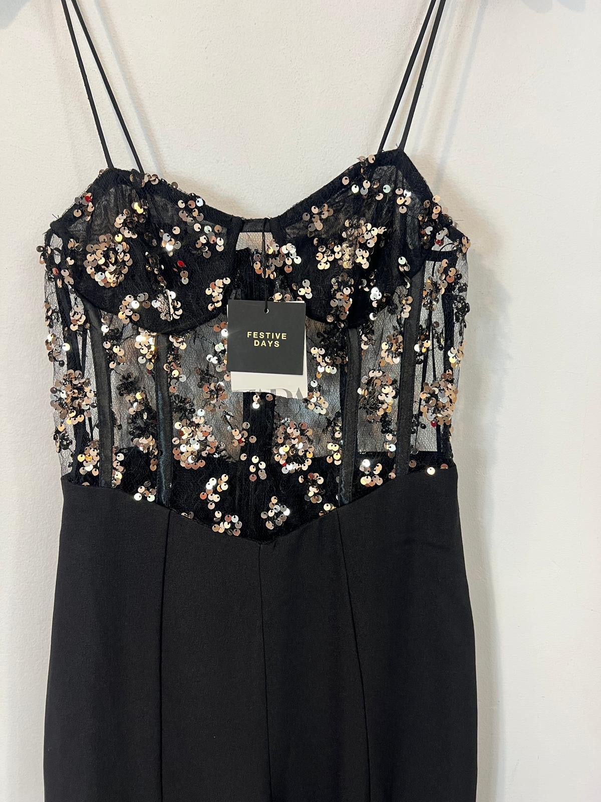 ZARA. Mono negro lentejuelas