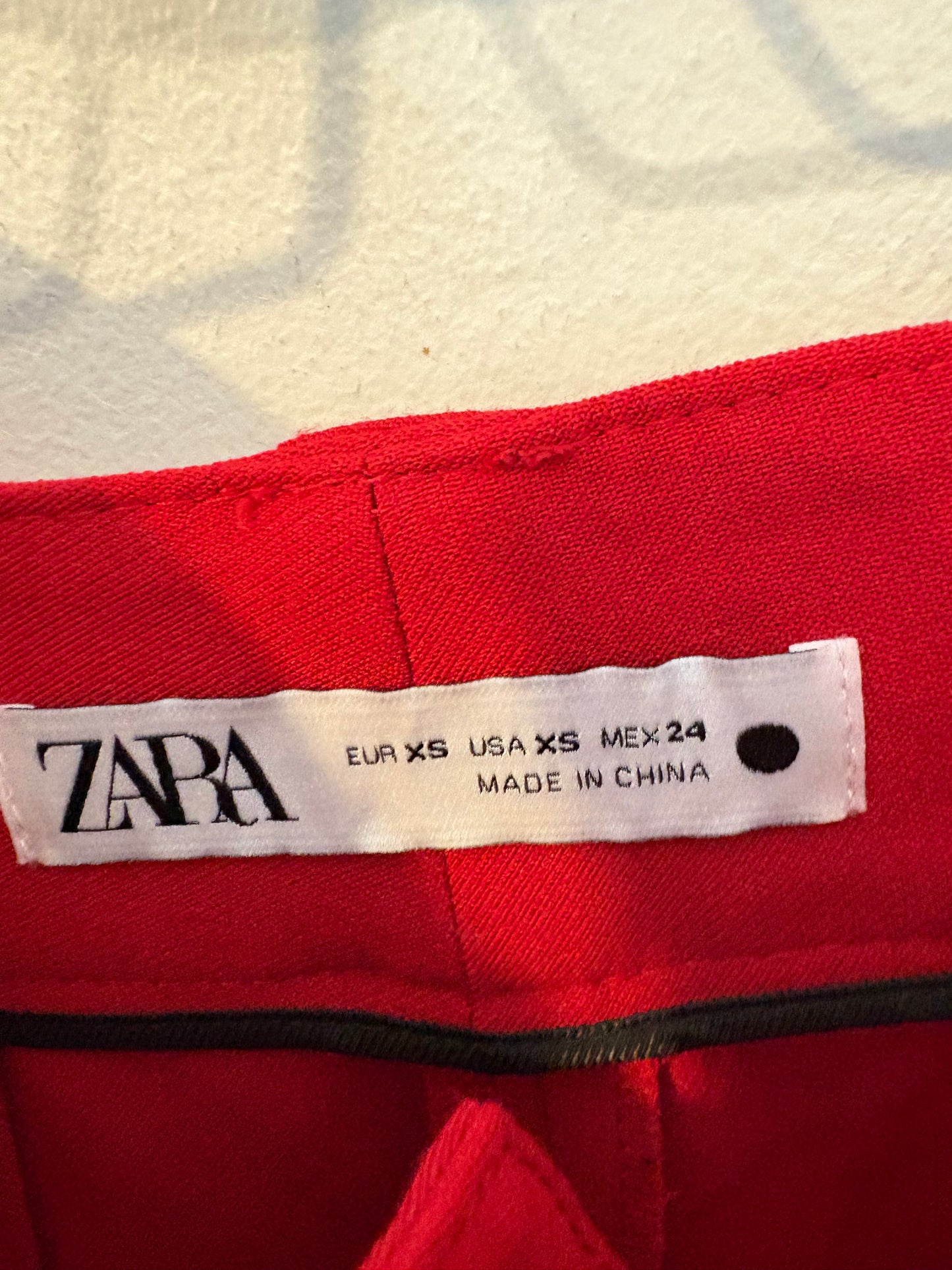 ZARA. Traje de chaqueta rojo