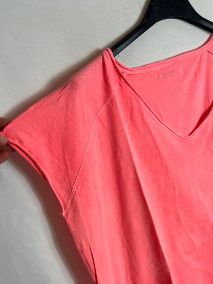 THE HIP TEE. Fluorescent pink T-shirt with back detail. TM
