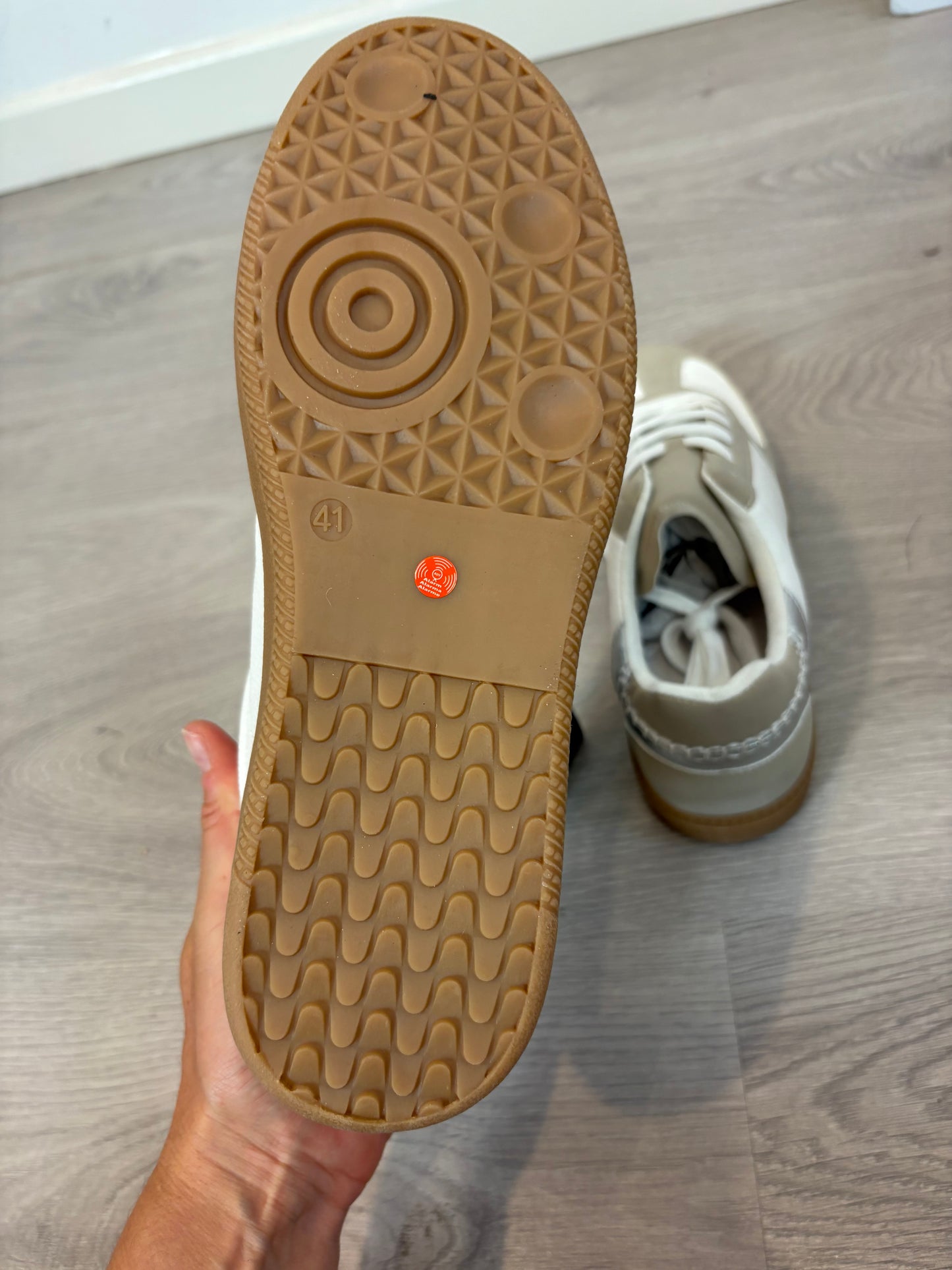 Zapatillas beige y blanca T.41