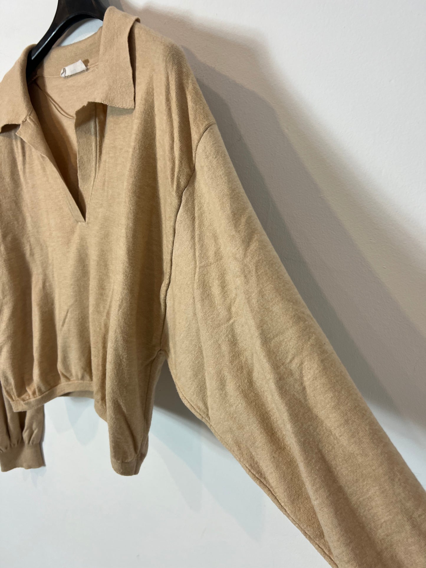 MANGO. Jersey beige polero. T M