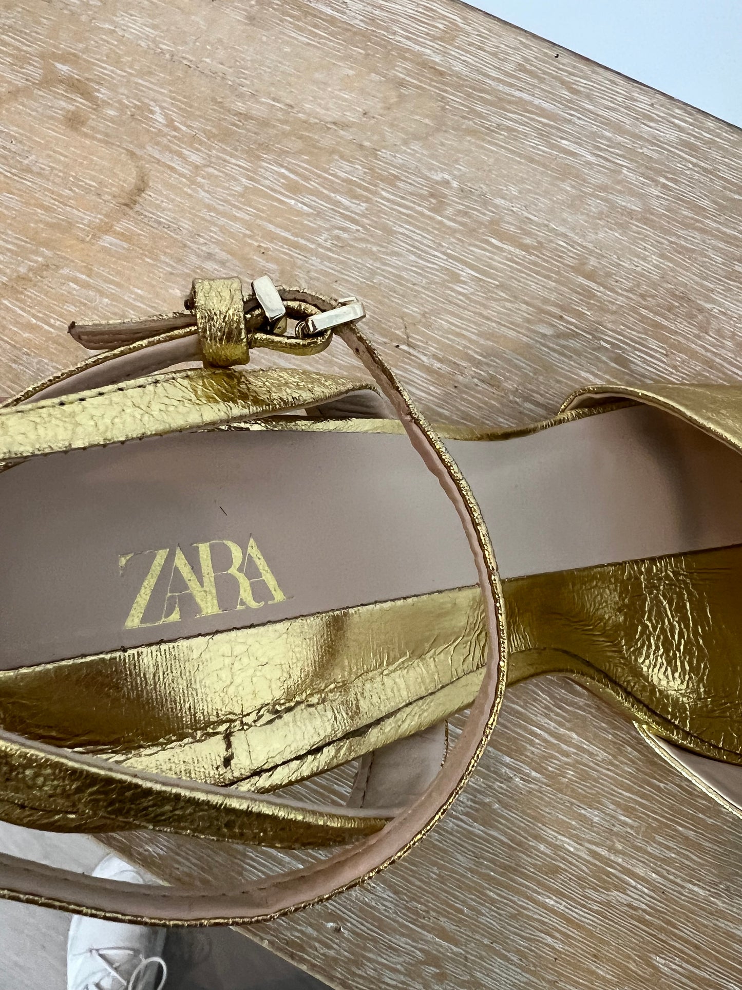 ZARA. Golden sandal40a strap. T 40