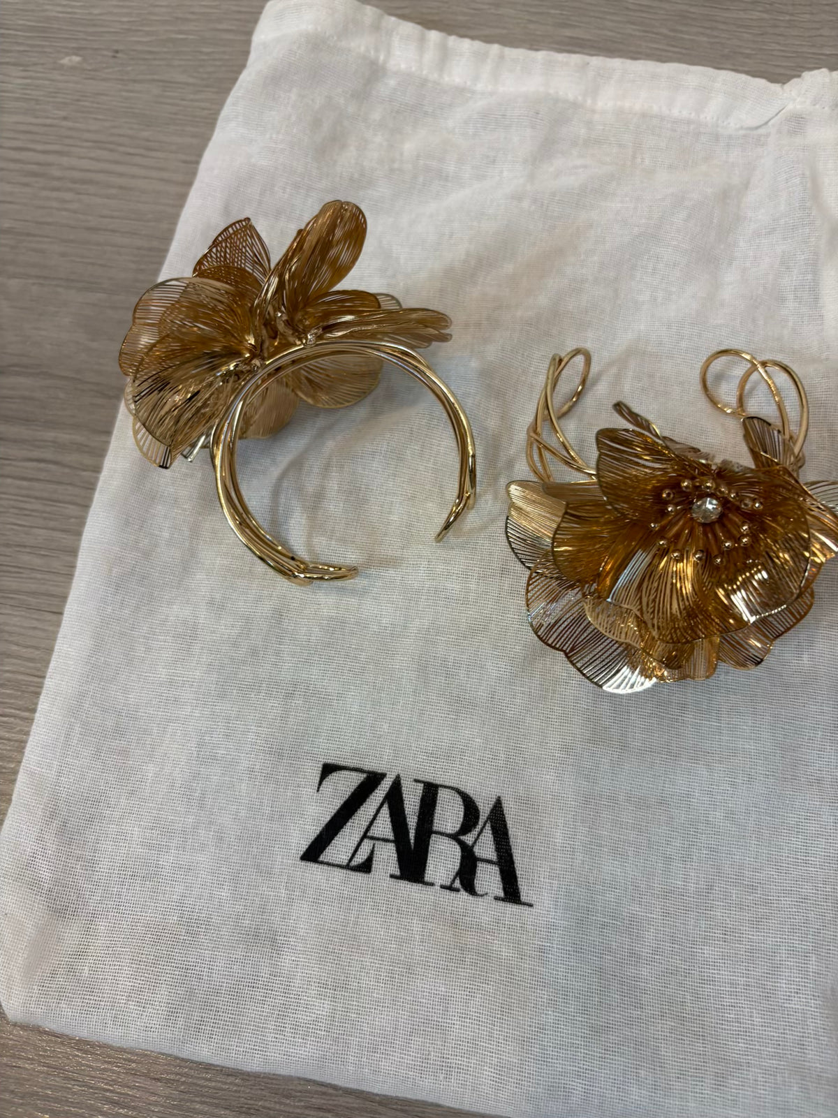 ZARA. Conjunto pulseras doradas flor