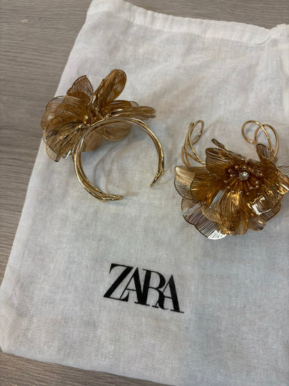 ZARA. Conjunto pulseras doradas flor